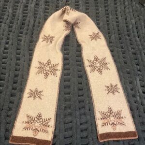 Elegant Snowflake Patterned Reversible Scarf